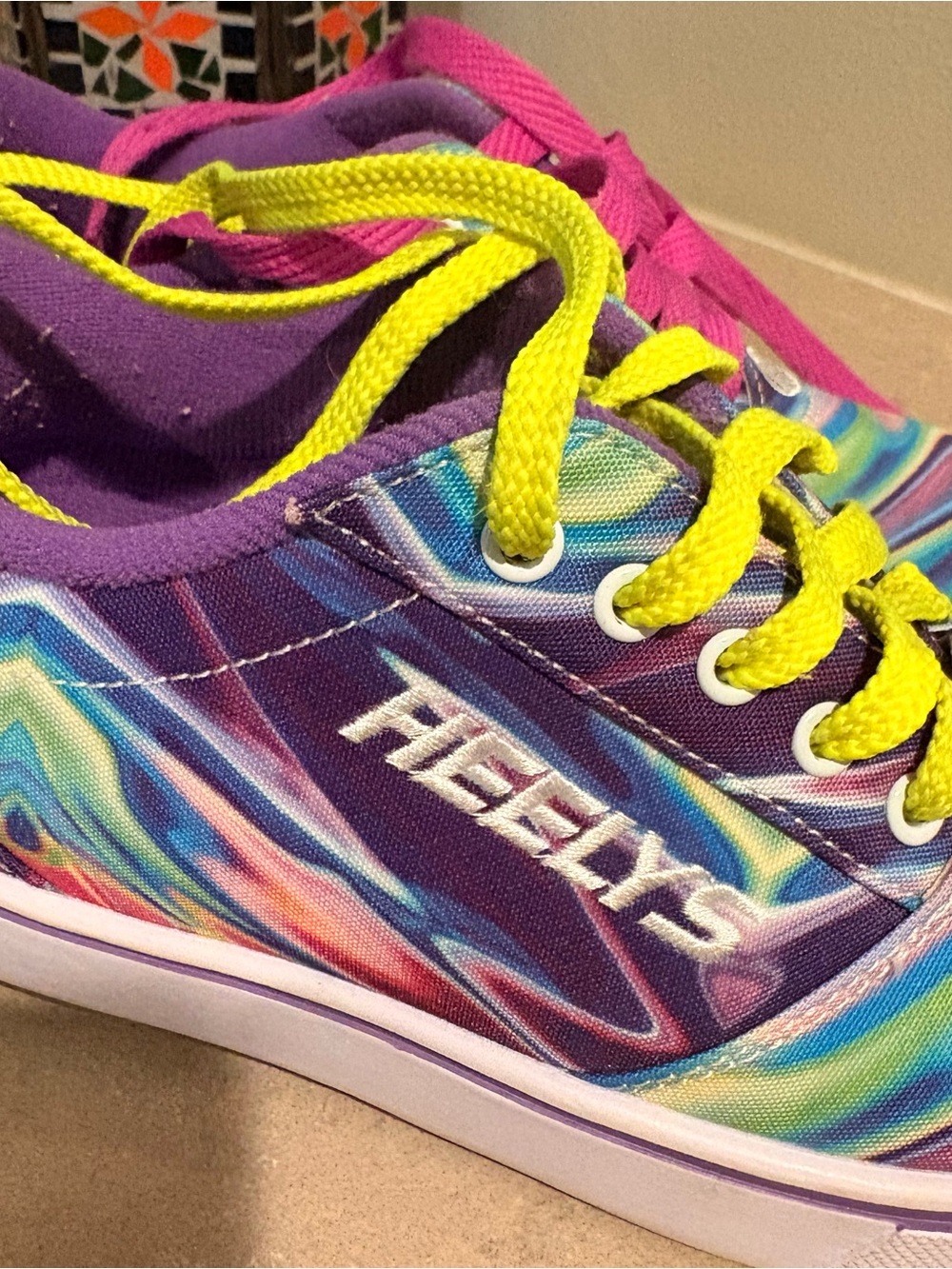 Heelys Kids' Purple Multi Swirl Skate Shoes with Neon Laces Youth Sz 4
Wms Sz 5 - Picture 3 of 5